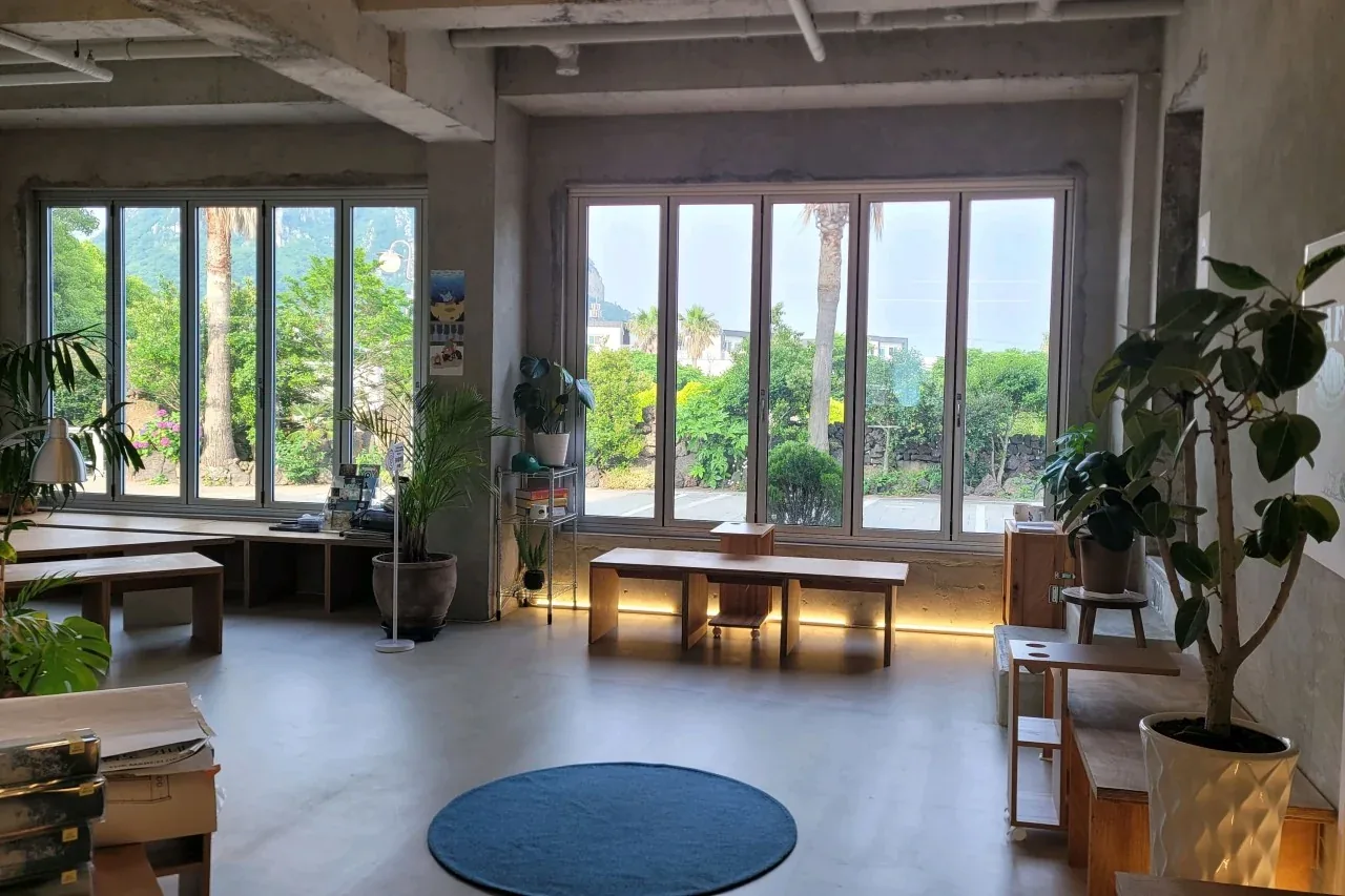 The interior and mountain view at The Turtle Is Gone Sanbangsan
